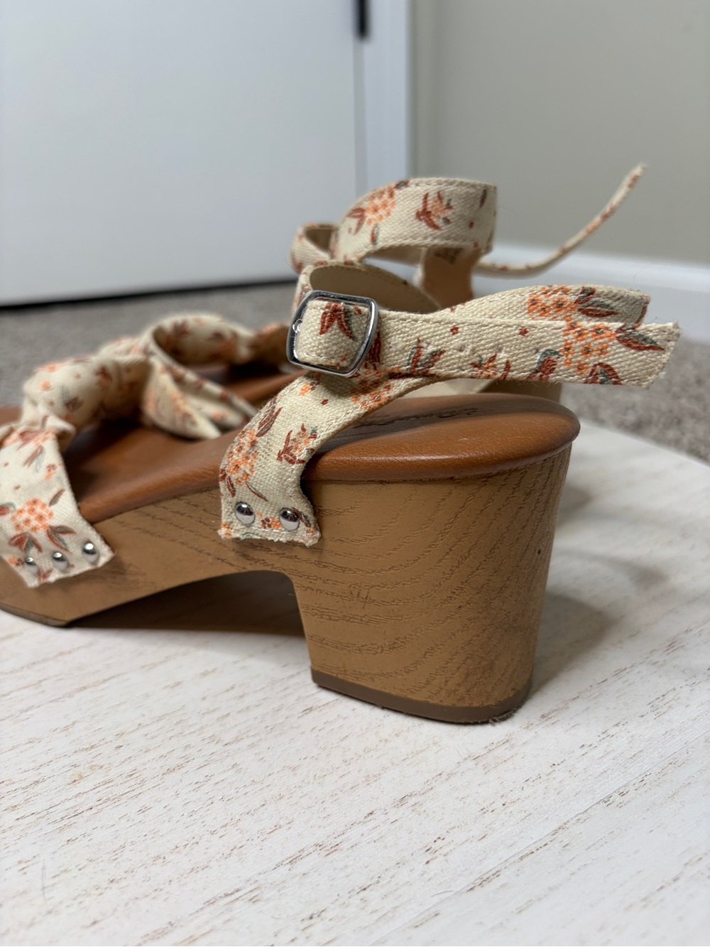 Universal Thread Floral Knot Ankle Strap Sandals in Cream and Tan - Picture 4 of 7
